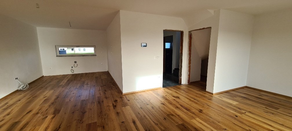 Moderne Doppelhaushälfte in Mühlheim am Inn - Neubau mit Stil und Komfort