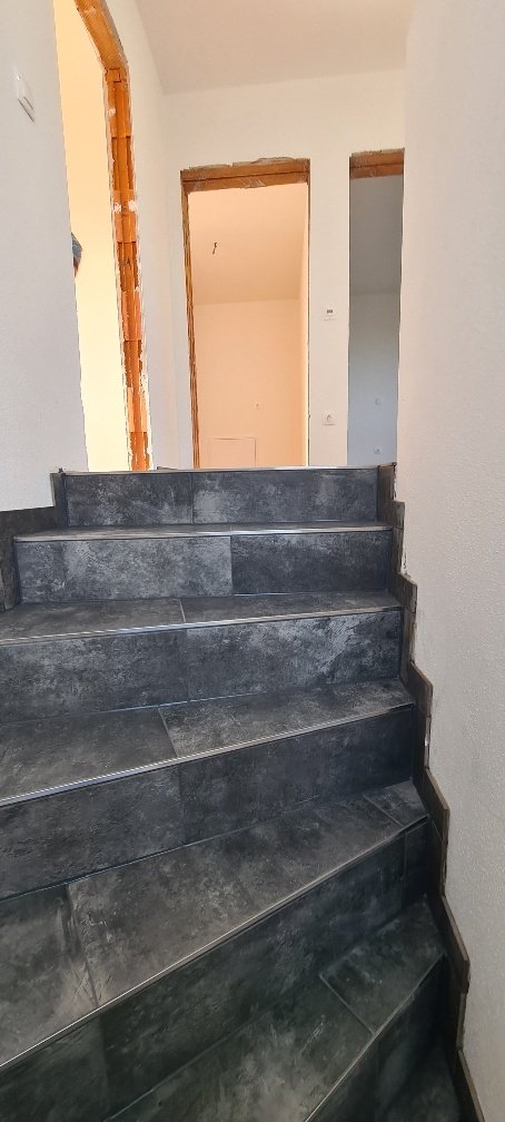 Moderne Doppelhaushälfte in Mühlheim am Inn - Neubau mit Stil und Komfort