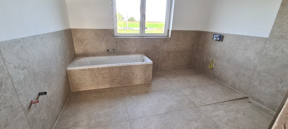 Moderne Doppelhaushälfte in Mühlheim am Inn - Neubau mit Stil und Komfort