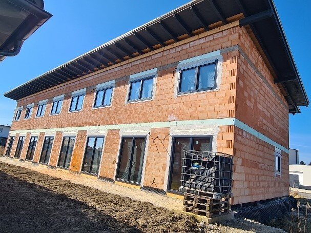 IN BAU sind gerade vier Reihenhäuser in wunderschöner und ruhiger Lage